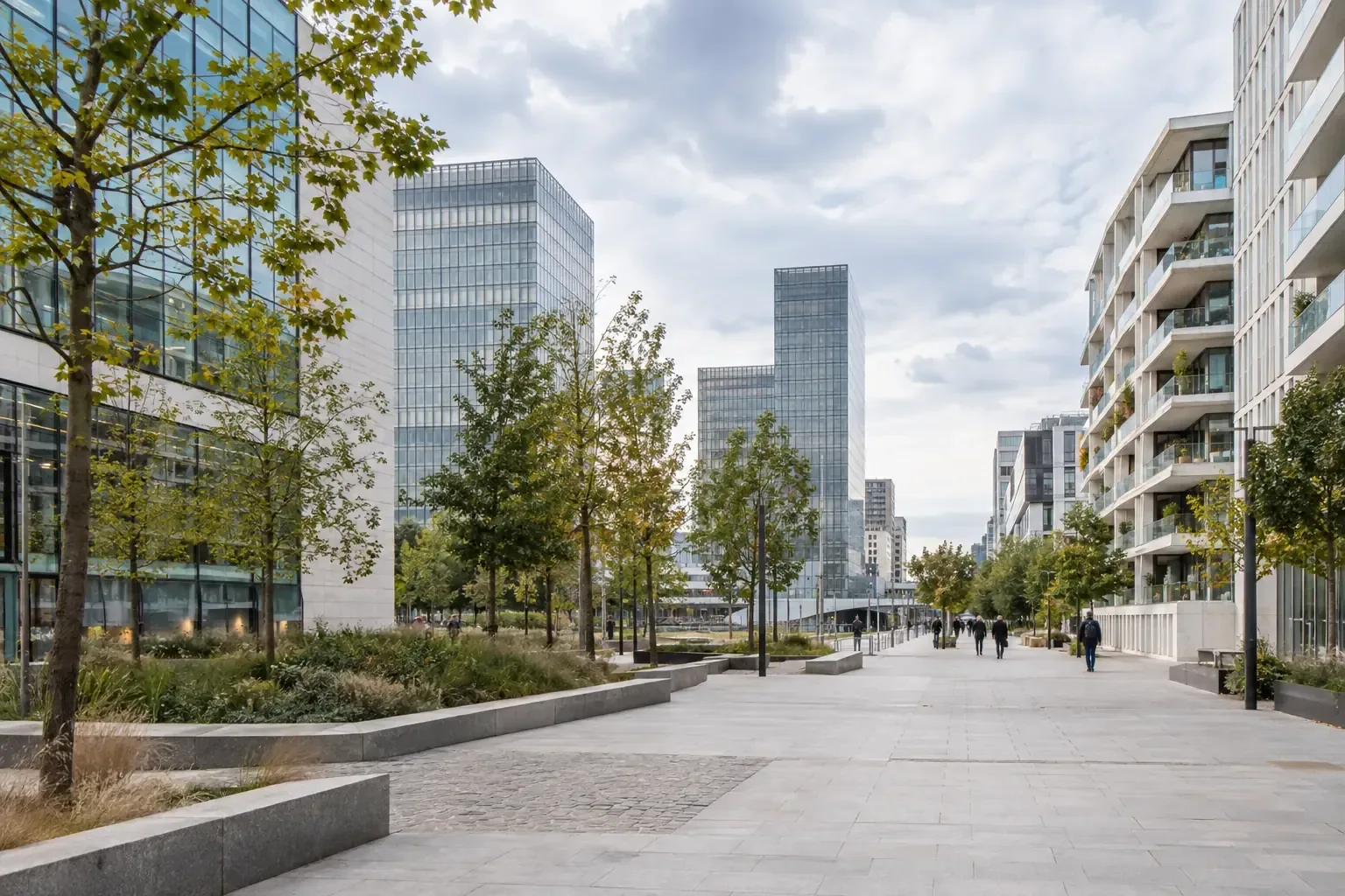 Promenade piétonne parmi des bâtiments contemporains de Paris Rive Gauche