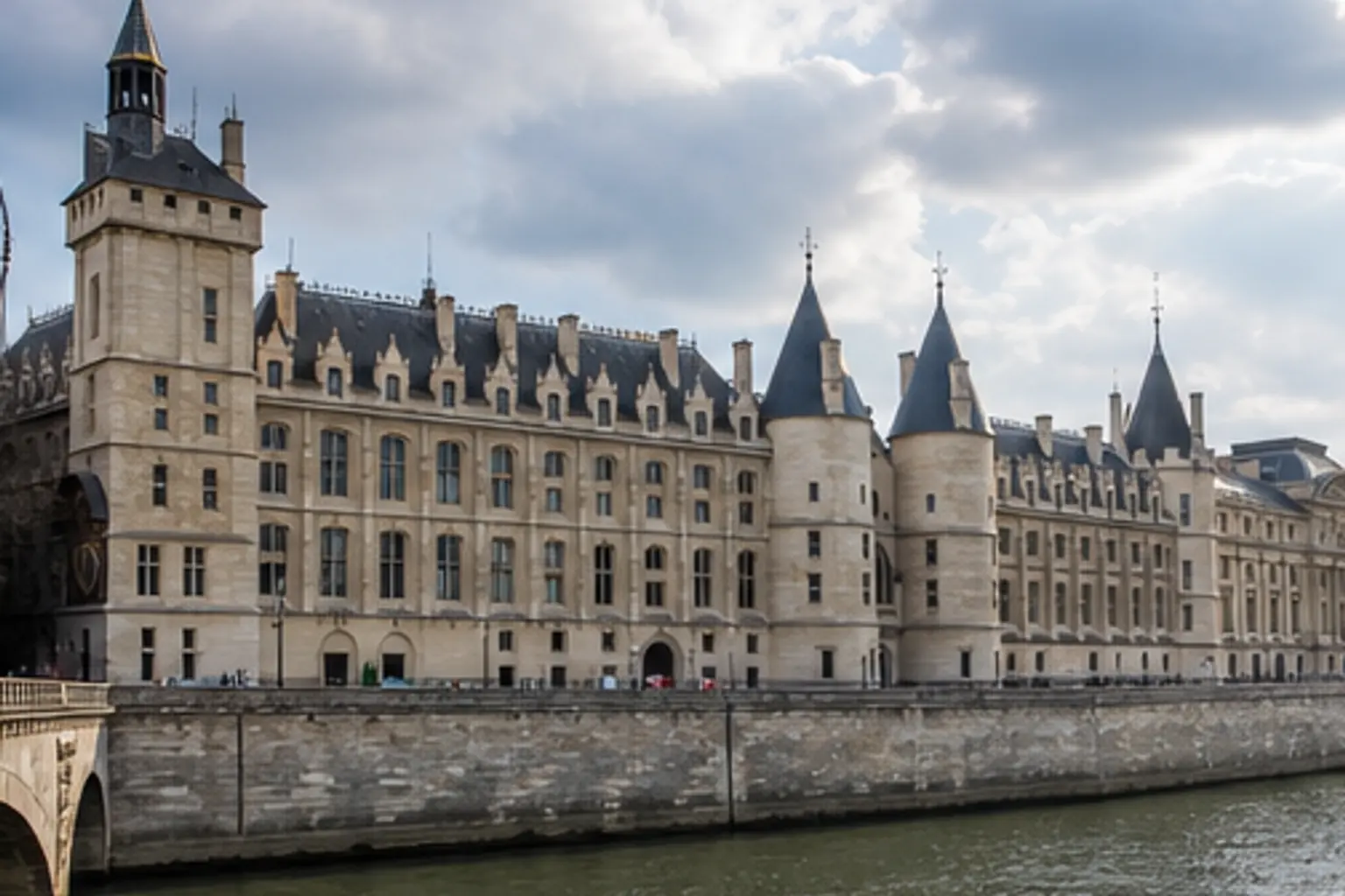 Illustration éditoriale : Tours et façade de la Conciergerie au bord de la Seine