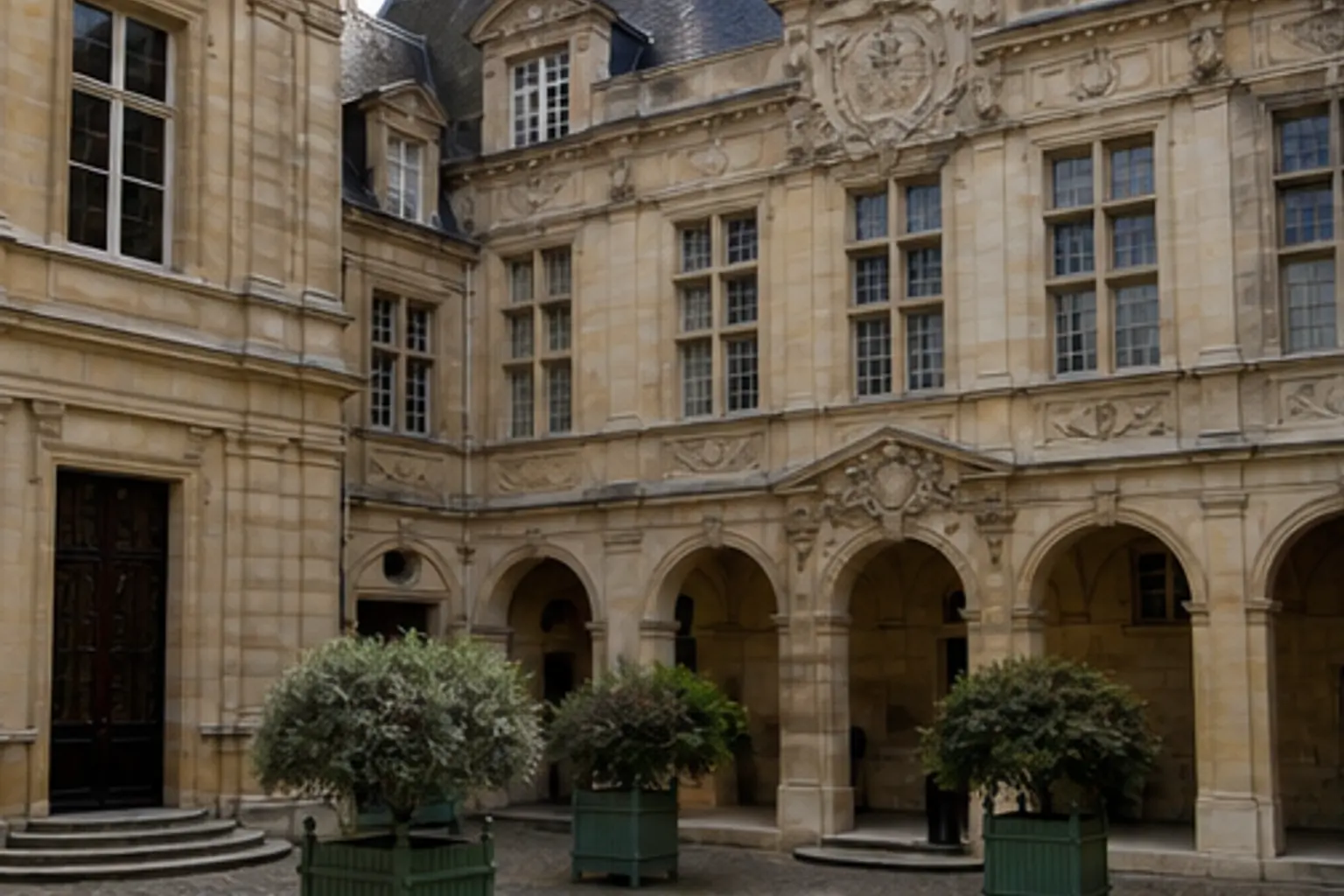 Illustration éditoriale : Cour pavée de l’hôtel Salé abritant le musée Picasso