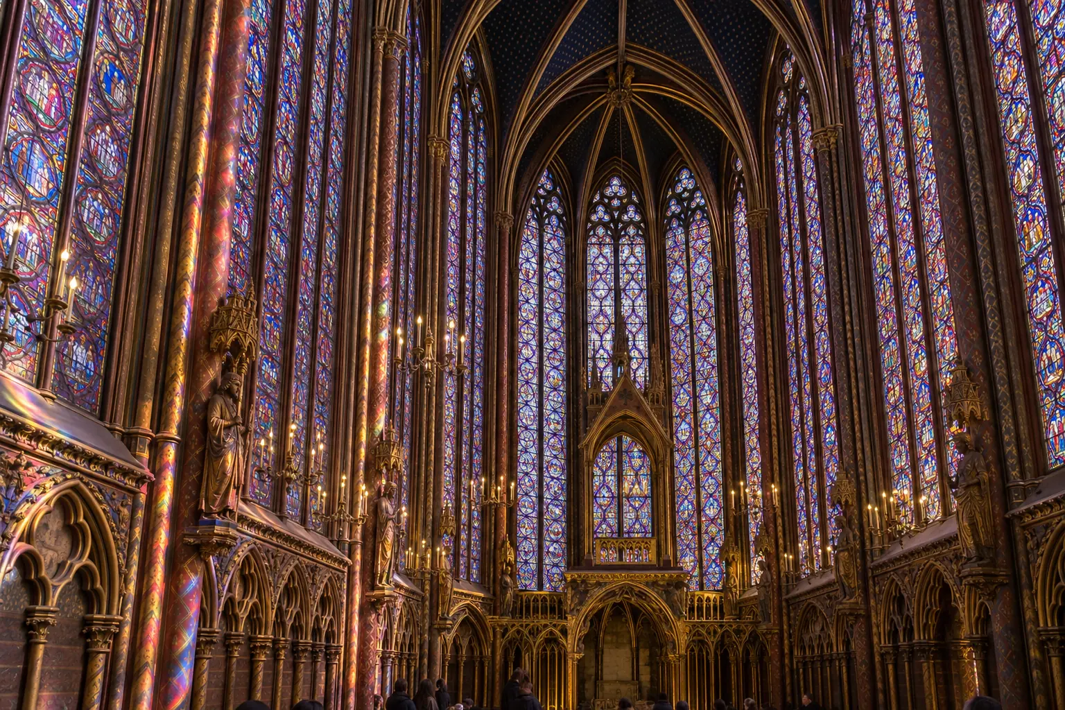 Illustration éditoriale : Vitraux colorés et voûtes gothiques évoquant la Sainte-Chapelle