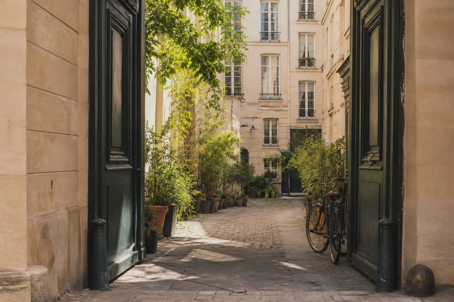Passage parisien ouvrant sur une cour arborée