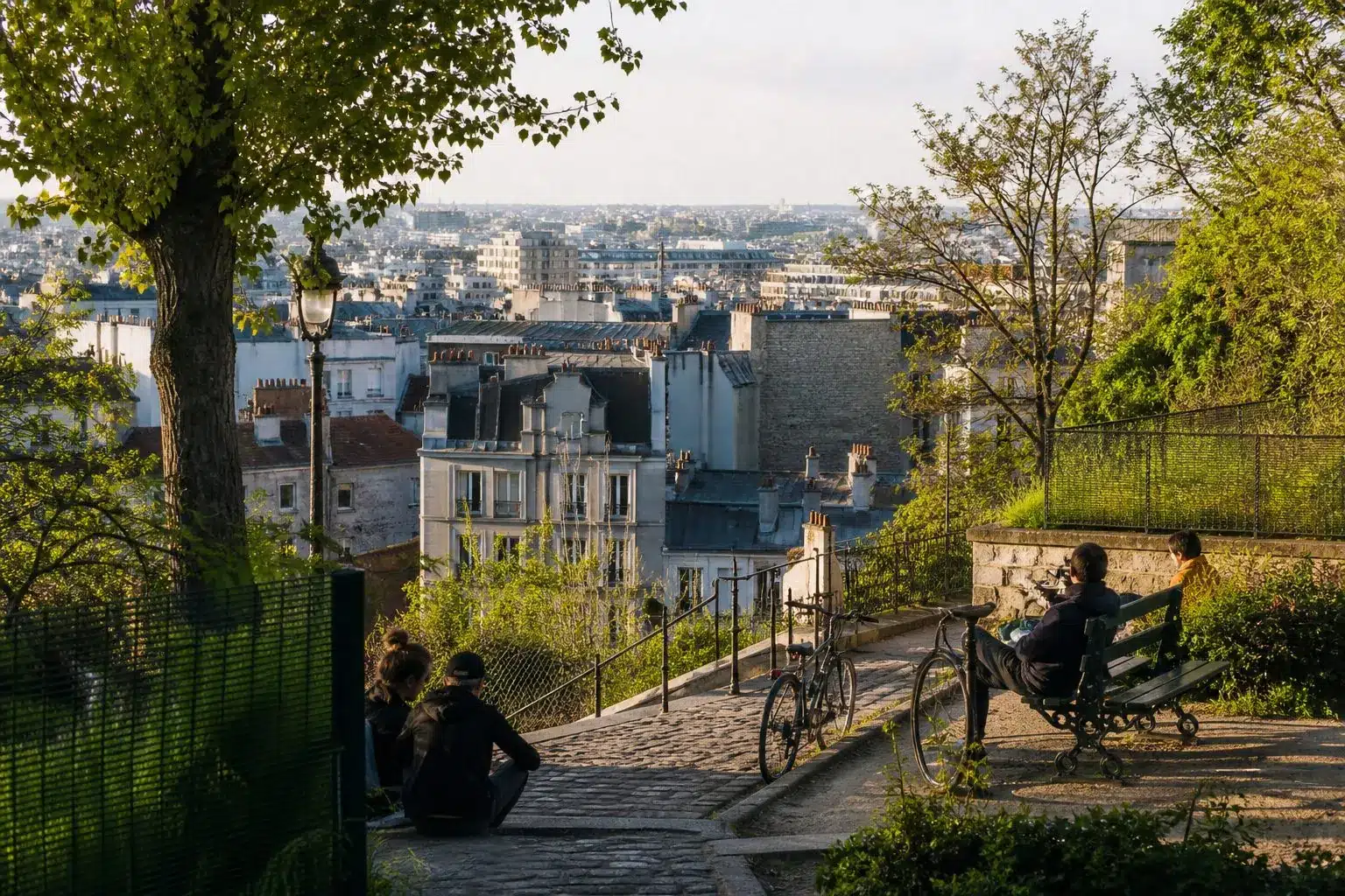 Illustration éditoriale : Parc et horizon urbain dans le quartier de Belleville
