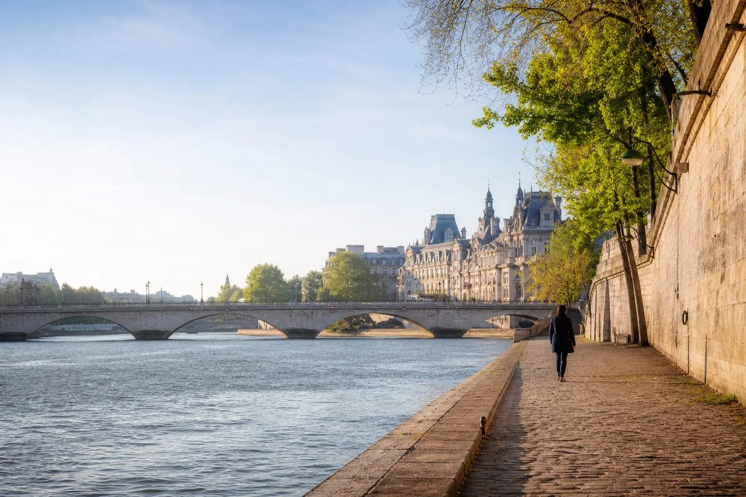 Illustration éditoriale générique de promenade parisienne ; ne représente pas les châteaux