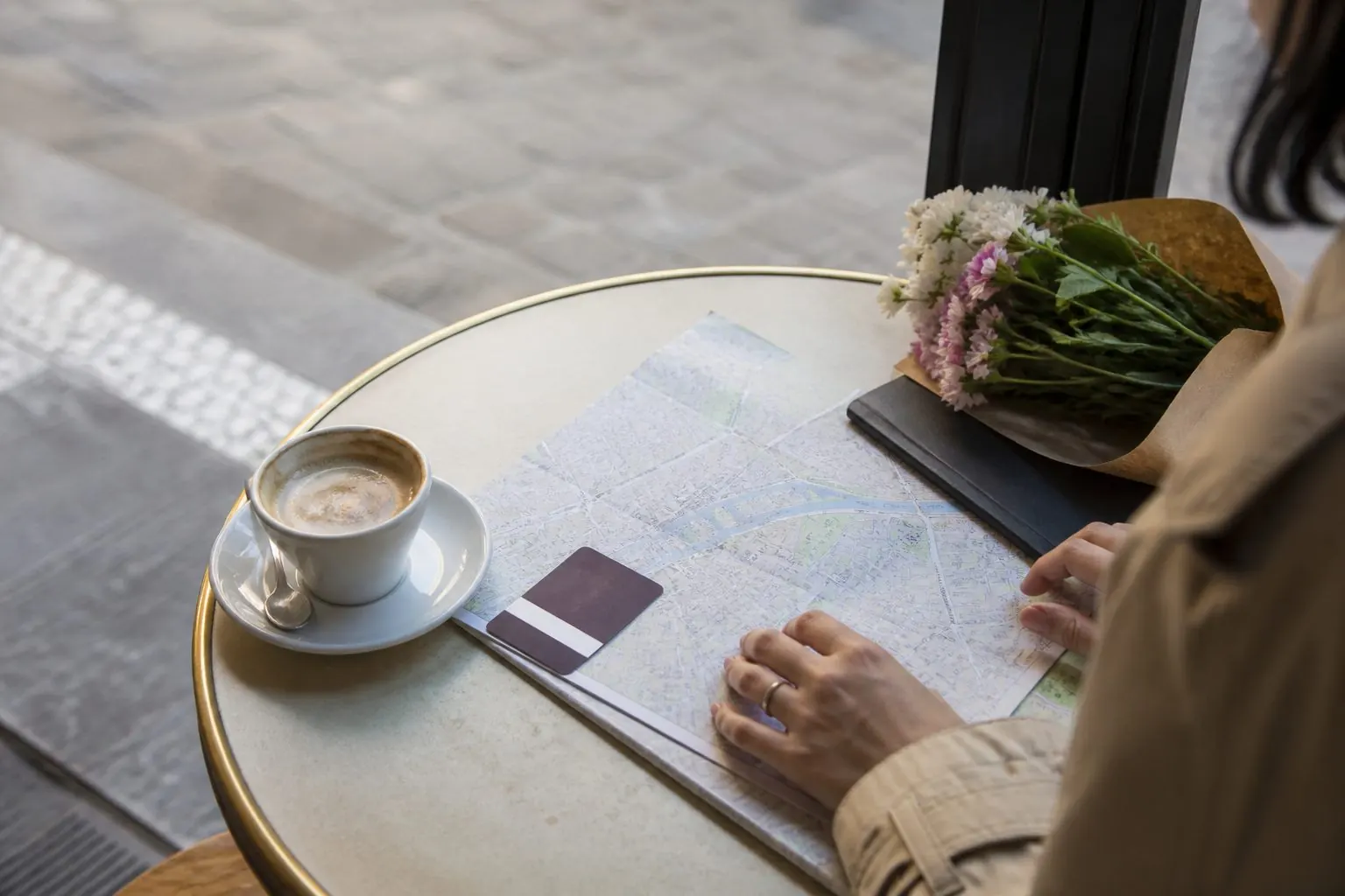 Préparer une journée à Paris avec un plan et un carnet sur une table de café