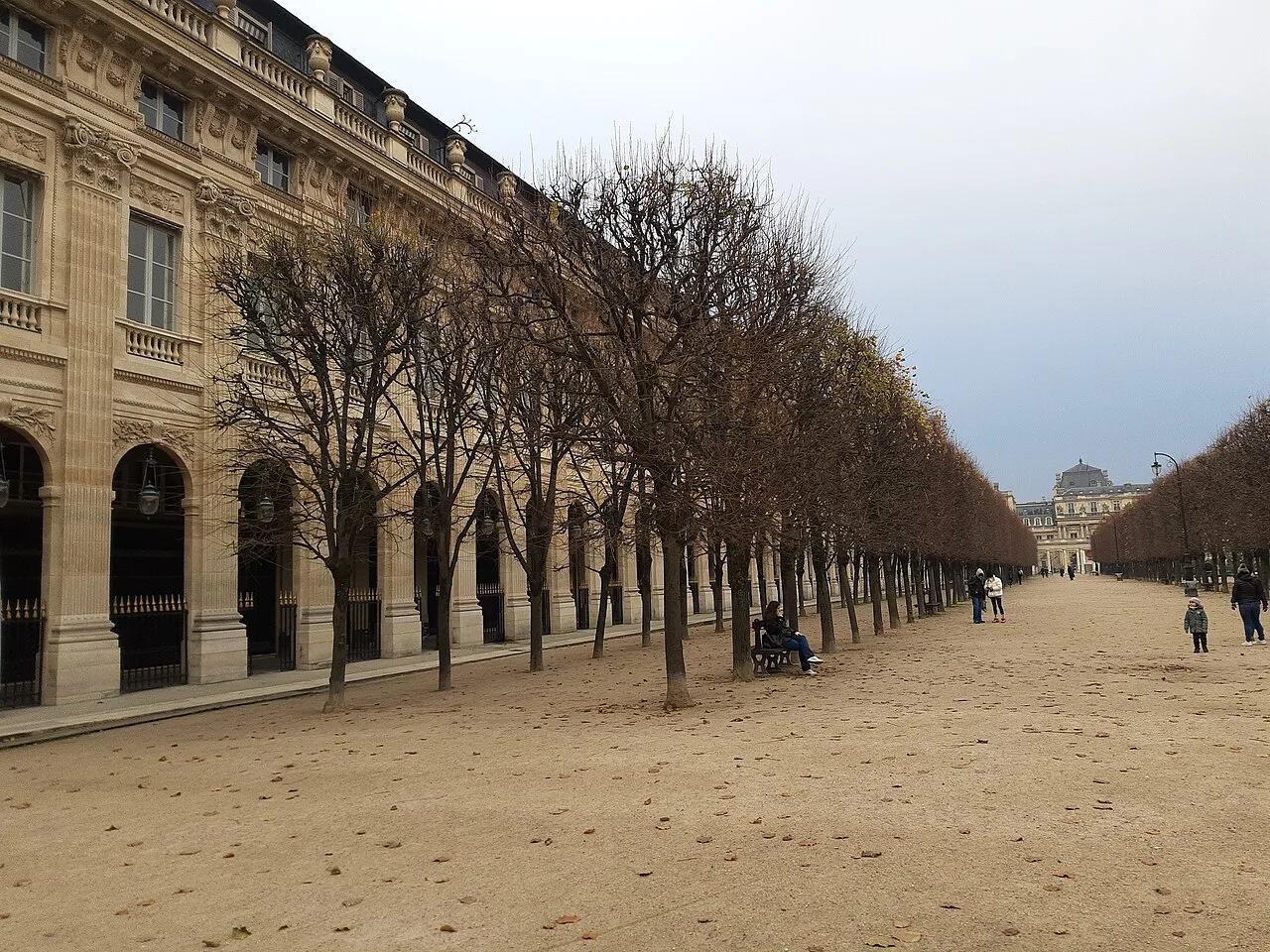 Le jardin du Palais-Royal et ses façades parisiennes