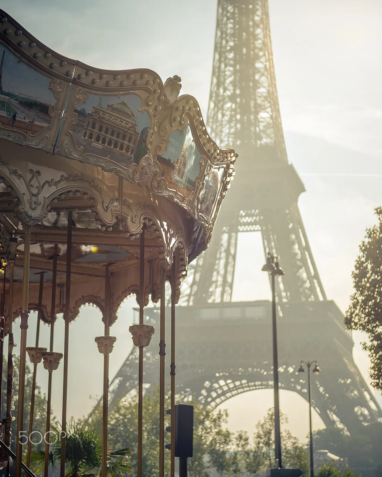 La tour Eiffel derrière un carrousel dans la lumière du matin