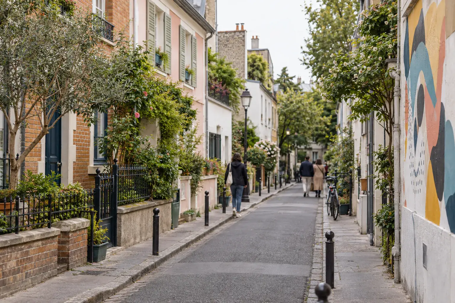 Illustration éditoriale : Rue pavée et végétalisée de la Butte-aux-Cailles