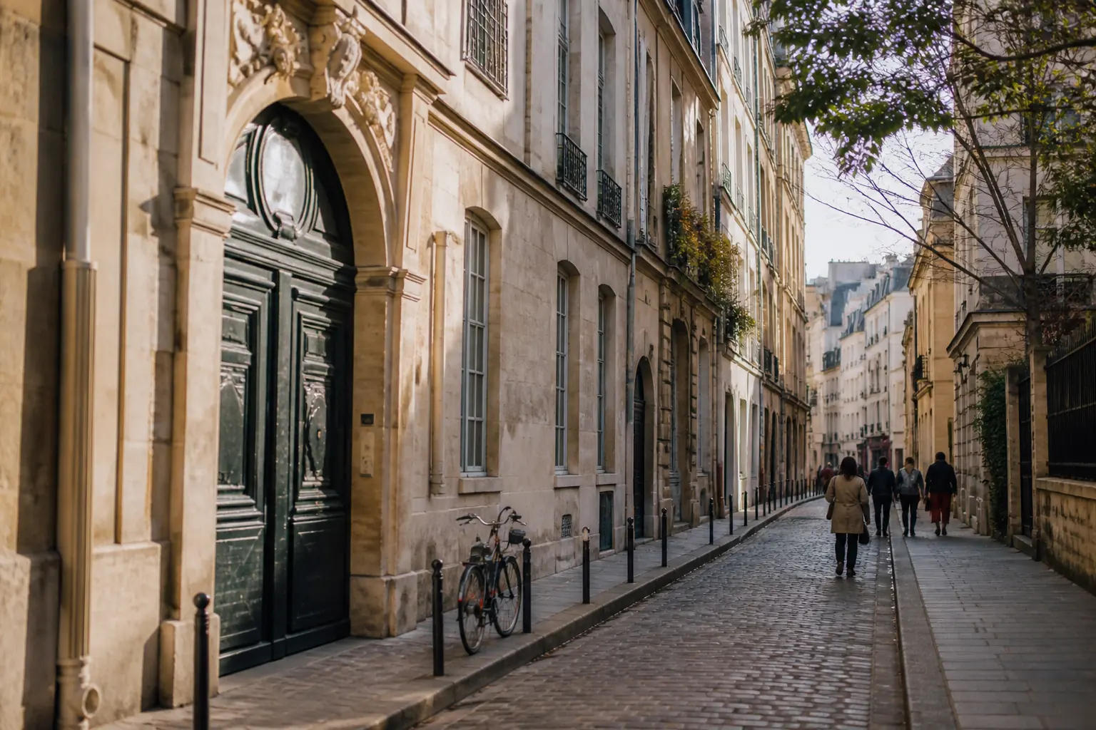 Illustration éditoriale : Rue pavée et hôtel particulier dans le quartier du Marais à Paris